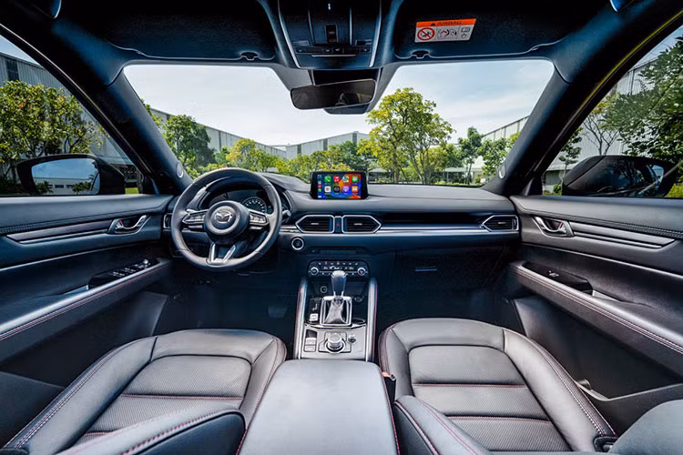 Hiện Mazda3 2023 đang được bán ra với 3 phiên bản, đi cùng mức giá dao động từ 749 - 829 triệu đồng. So với các đối thủ, CX-5 nổi bật với thiết kế tinh tế, sắc sảo, rất thời trang. Bên cạnh đó, mẫu xe này cũng ghi điểm với khoang nội thất sang trọng và cao cấp.