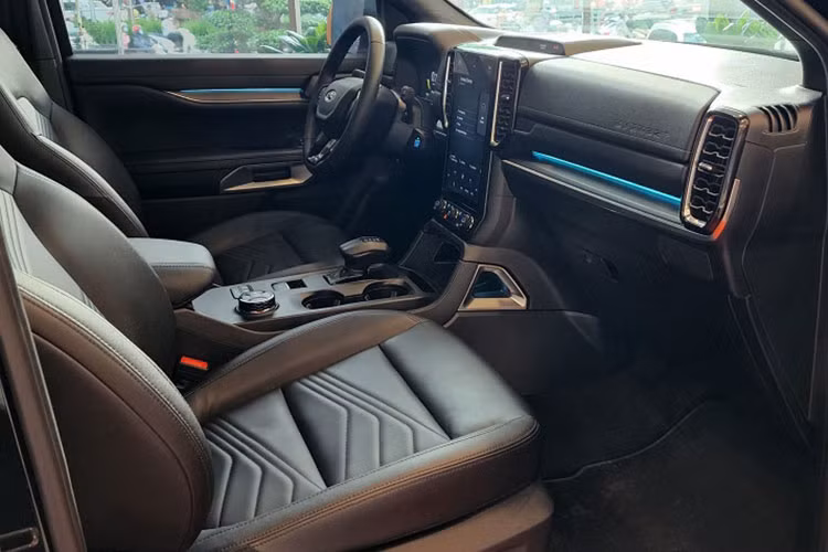 Ford Everest thế hệ mới ra mắt năm 2022 được biết đến là một mẫu xe có hàng loạt các tính năng hỗ trợ lái an toàn, tiên tiến như: Chống bó cứng phanh (ABS), Phân phối lực phanh điện tử (EBD), Cân bằng điện tử (ESP), Hỗ trợ khởi hành ngang dốc, 7 túi khí...