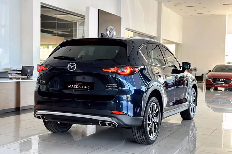 Xe có nhiều trang bị hiện đại, mang đến cho người dùng trải nghiệm lái vô cùng phấn khích. Cung cấp sức mạnh cho xe Mazda CX-5 2023 là khối động cơ SkyActiv-G 2.0L mạnh 154 mã lực tại 6.000 vòng/phút và 200 Nm tại 4.00 vòng/phút, hộp số tự động 6 cấp, dẫn động cầu trước. Xe có 2 chế độ lái là Normal và Sport.