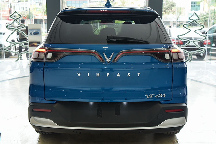 Các trang bị an toàn đáng chú ý khác như; cảnh báo phương tiện cắt ngang phía sau, gọi khẩn cấp, cảnh báo điểm mù, đèn chiếu xa tự động. Hiện VinFast VF e34 đang được bán ra thị trường với một phiên bản duy nhất, đi cùng giá bán không kèm pin là 710 triệu đồng và kèm pin là 830 triệu đồng.