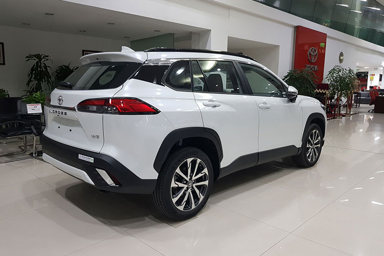 Thứ 2 là động cơ hybrid kết hợp động cơ xăng 1.8L 2ZR-FE 4 xy lanh thẳng hàng công suất cực đại 138 mã lực tại 6.400 vòng/phút, mô men xoắn cực đại 172Nm tại 4.000 vòng/phút và động cơ điện công suất tối đa 53 mã lực, mô men xoắn tối đa 163Nm. Cả hai tuỳ chọn động cơ trên đều đi kèm hộp số tự động vô cấp CVT. Mẫu xe này đang được phân phối tại Việt Nam với 3 phiên bản, giá dao động từ 746 - 936 triệu đồng.