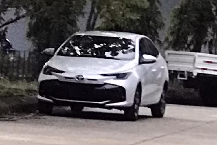 Cách đây 1 tháng, hình ảnh về một chiếc xe Toyota Vios 2023 mới có thiết kế khá lạ lẫm xuất hiện trên 1 con đường ở Hà Nội đã nhận được sự quan tâm của cộng đồng mạng
