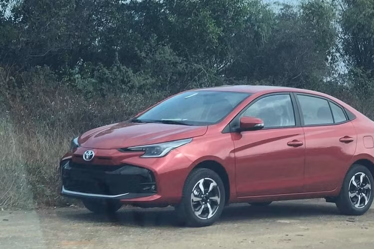 So với chiếc xe Toyota Vios 2023 lần đầu tiên lộ ảnh tại Việt Nam, mẫu xe này chỉ khác biệt ở màu sơn, còn thiết kế đầu xe y hệt, chính điều này càng làm cũng cố thêm việc Toyota Vios 2023 sẽ sắp ra mắt tại Việt Nam là 1 thiết kế hoàn toàn khác so với các thị trường còn lại.