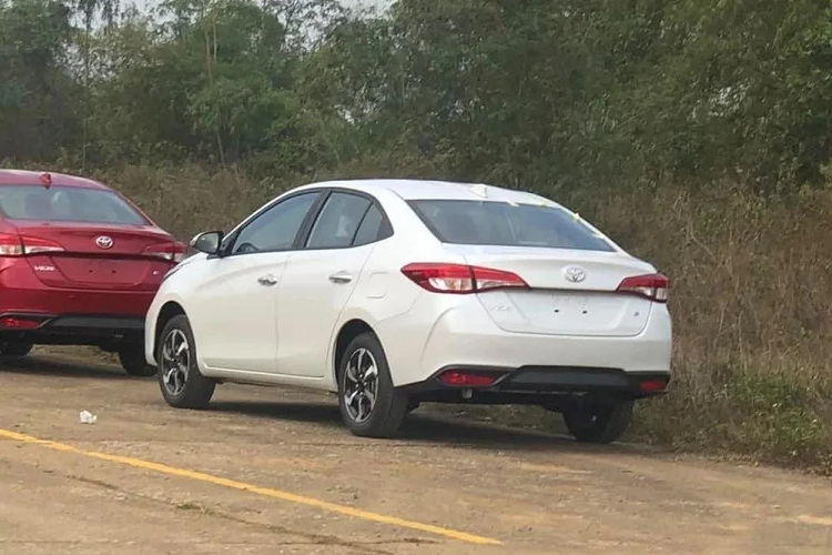 Nhìn vào hình ảnh xe Toyota Vios 2023 bị bắt gặp tại Hà Nội có thể thấy phần mặt ca lăng trước của xe được kéo dài ra 2 bên đầu xe và sơn màu đen, đèn pha LED cũng là loại khác so với Toyota Vios thế hệ mới đã được trình làng, tiếp đến là logo của xe được đặt giữa 2 hốc gió ngang, không kéo dài ra đầu xe và trang trí thêm thanh nẹp crôm.