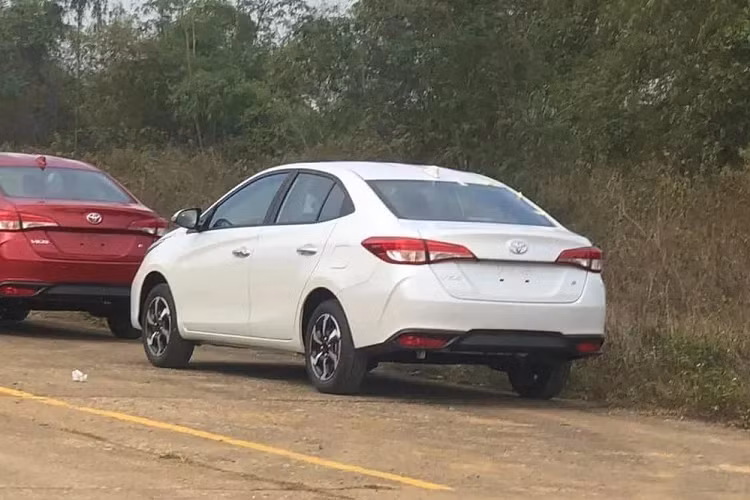 Nhìn vào hình ảnh xe Toyota Vios 2023 bị bắt gặp tại Hà Nội có thể thấy phần mặt ca lăng trước của xe được kéo dài ra 2 bên đầu xe và sơn màu đen, đèn pha LED cũng là loại khác so với Toyota Vios thế hệ mới đã được trình làng, tiếp đến là logo của xe được đặt giữa 2 hốc gió ngang, không kéo dài ra đầu xe và trang trí thêm thanh nẹp crôm.