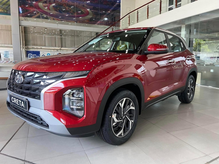 Hiện nay, Hyundai Creta tại Việt Nam có tổng cộng 3 phiên bản là Tiêu chuẩn, Đặc biệt và Cao cấp. Giá niêm yết của 3 phiên bản lần lượt là 640 triệu, 690 triệu và 740 triệu đồng. Như vậy, các đại lý hiện đều giảm vài chục triệu đồng so với giá niêm yết cho mẫu SUV cỡ B này để kích cầu tiêu dùng.