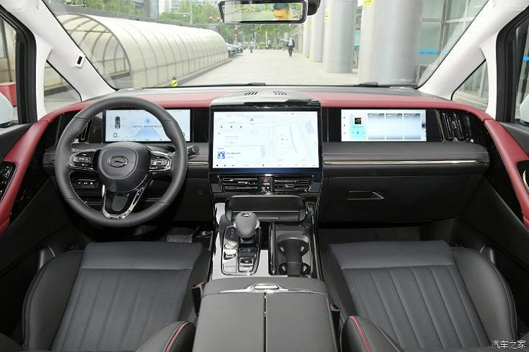 Sang bên hông, chiếc xe GAC Trumpchi E9 áp dụng thiết kế mui treo, đằng sau có cụm đèn hậu LED to bản, trải dài hết đuôi xe. Kích thước của xe bao gồm chiều dài, chiều rộng và chiều cao lần lượt là 5193 x 1893 x 1823 mm, chiều dài cơ sở là 3070 mm.