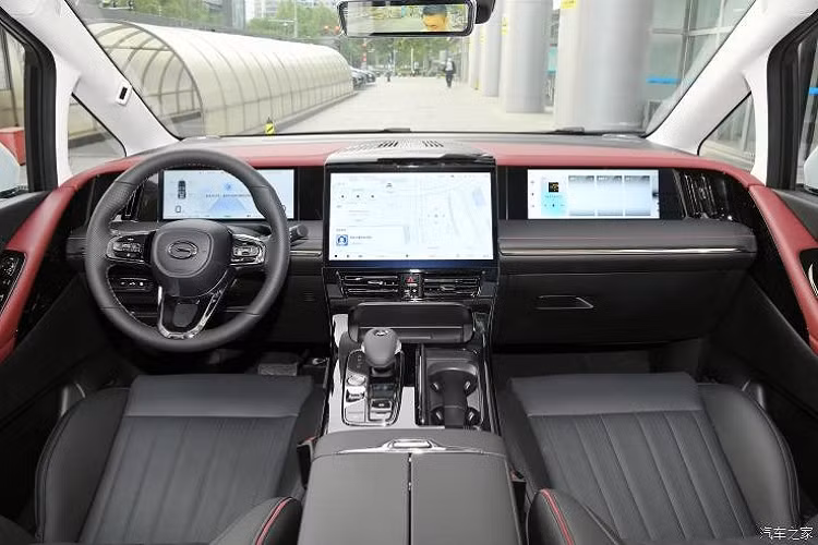 Sang bên hông, chiếc xe GAC Trumpchi E9 áp dụng thiết kế mui treo, đằng sau có cụm đèn hậu LED to bản, trải dài hết đuôi xe. Kích thước của xe bao gồm chiều dài, chiều rộng và chiều cao lần lượt là 5193 x 1893 x 1823 mm, chiều dài cơ sở là 3070 mm.