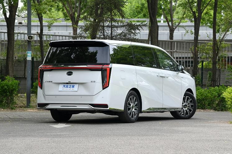 Đến nay, mẫu xe MPV GAC Trumpchi E9 đã công bố giá bán trước với tổng cộng 3 mẫu xe đã được tung ra thị trường, với mức giá bán trước từ 330.000 nhân dân tệ đến 390.000 nhân dân tệ (tương đương 1,1 tỷ đồng đến 1,3 tỷ đồng).