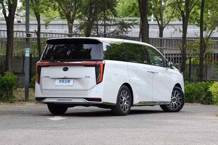 Đến nay, mẫu xe MPV GAC Trumpchi E9 đã công bố giá bán trước với tổng cộng 3 mẫu xe đã được tung ra thị trường, với mức giá bán trước từ 330.000 nhân dân tệ đến 390.000 nhân dân tệ (tương đương 1,1 tỷ đồng đến 1,3 tỷ đồng).