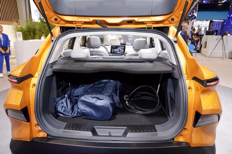 Ở VinFast VF6 2024 bản Eco, xe chỉ dùng ghế bọc nỉ pha da trong khi bản Plus đi kèm ghế bọc da và trần kính toàn cảnh. Ở giữa 2 ghế trước là 2 hộc đựng cốc và núm xoay chuyển số điện tử.