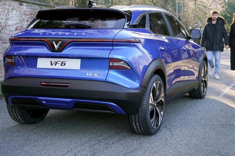 Ngoài ra, VinFast VF6 còn được trang bị dải đèn LED hình cánh chim trên đuôi xe, tương tự dải đèn LED định vị ban ngày. Trong khi đó, đèn hậu của xe nằm phía dưới, ở hai bên cửa cốp. Cản sau của xe được thiết kế 2 màu nhằm tạo cảm giác thể thao.