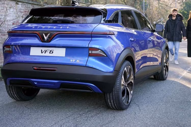 Ngoài ra, VinFast VF6 còn được trang bị dải đèn LED hình cánh chim trên đuôi xe, tương tự dải đèn LED định vị ban ngày. Trong khi đó, đèn hậu của xe nằm phía dưới, ở hai bên cửa cốp. Cản sau của xe được thiết kế 2 màu nhằm tạo cảm giác thể thao.
