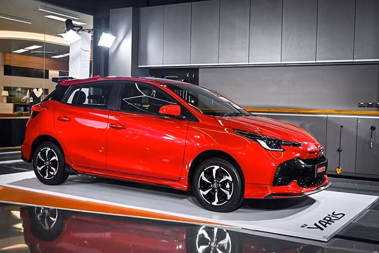 Tại Thái Lan, Toyota Yaris 2023 được trang bị tiêu chuẩn đèn pha projector LED, đèn hậu LED và anten vây cá. Các phiên bản cao cấp hơn sẽ có dải đèn LED định vị ban ngày, đèn pha tự động, gương gập điện.