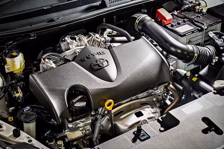 Là phiên bản nâng cấp giữa vòng đời, Toyota Yaris 2023 không có sự thay đổi về mặt trang bị vận hành. Dưới nắp capo của mẫu hatchback cỡ B vẫn là động cơ 3NR-FKE, 1.2L, tạo ra công suất tối đa 92 mã lực tại tua máy 6.000 vòng/phút và mô-men xoắn cực đại 109 Nm tại tua máy 4.400 vòng/phút.