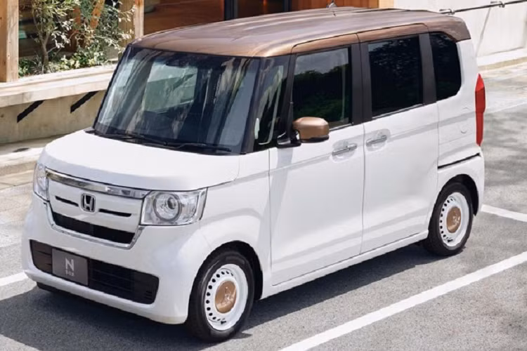 Cuối cùng, đối với những người muốn nâng cấp nội thất, ESB Style cung cấp các tùy chọn bọc ghế đặc biệt có giá 50.000 Yên (371 USD). Thông tin thú vị là nhà sản xuất ôtô Nhật Bản không hoàn toàn xa lạ với công ty Anh quốc, vì Honda Crossroad 1993-1998 không gì khác hơn là một chiếc Land Rover Discovery Series I (1989-1998) được đổi tên dành cho thị trường Nhật Bản.