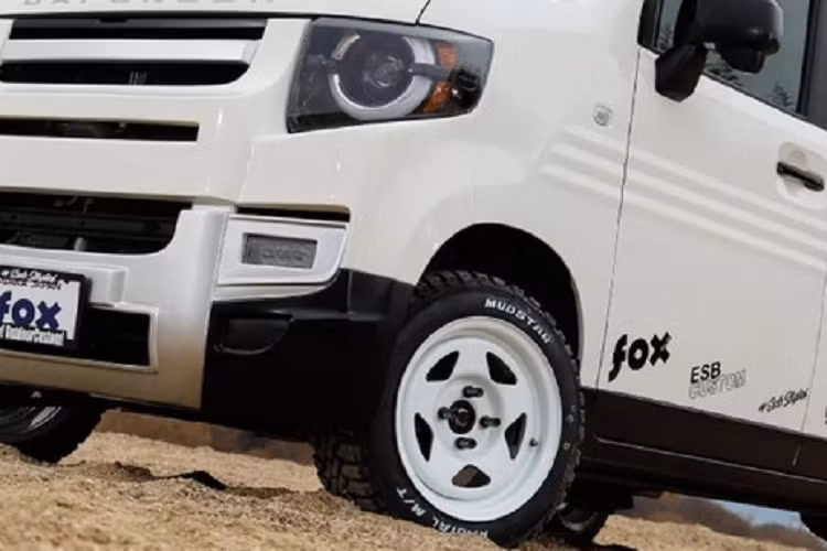 Hãng độ cũng nâng cao hơn hệ thống treo, tăng khoảng sáng gầm xe thêm 25 mm (1 inch) để tạo dáng mạo hiểm, kết hợp với bộ la-zăng thép 14 inch màu trắng và bộ lốp địa hình chắc chắn. Khác biệt nhất là, không giống như Defender chính hãng, N-Van đi kèm với cửa trượt phía sau, khiến nó trở nên thiết thực hơn trong nhiều tình huống.