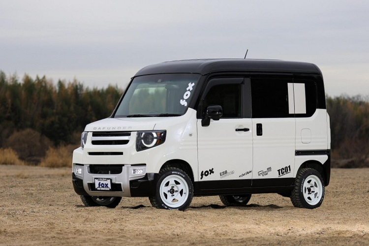 Bộ bodykit được thiết kế lại bao gồm cản trước mới, có lưới tản nhiệt và cửa hút gió mới phản chiếu kiểu dáng của chiếc SUV Land Rover với những điều chỉnh cần thiết cho phần mũi xe trên những chiếc Kei car. Nguyên bản trên Honda N-Van đã có thiết kế đèn pha LED tròn giống như kiểu trên Defender, vì vậy không cần thay đổi