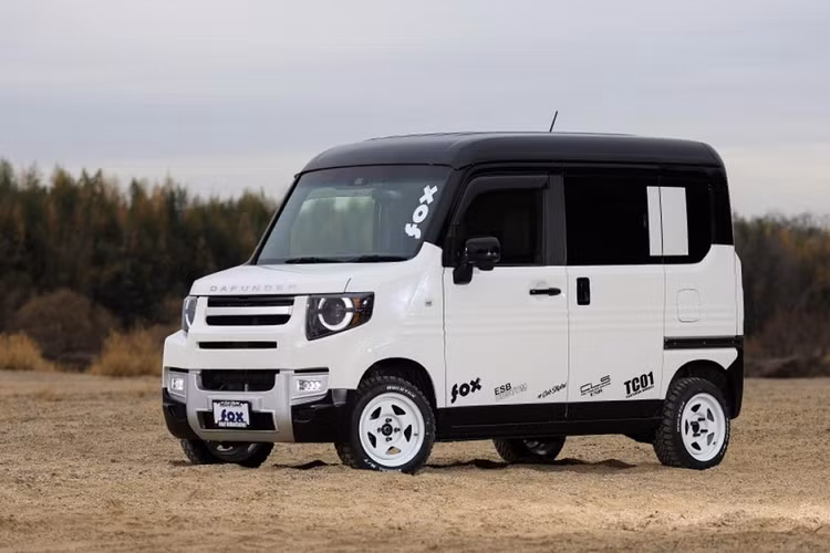 Bộ bodykit được thiết kế lại bao gồm cản trước mới, có lưới tản nhiệt và cửa hút gió mới phản chiếu kiểu dáng của chiếc SUV Land Rover với những điều chỉnh cần thiết cho phần mũi xe trên những chiếc Kei car. Nguyên bản trên Honda N-Van đã có thiết kế đèn pha LED tròn giống như kiểu trên Defender, vì vậy không cần thay đổi