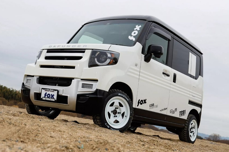 Tuy vậy, logo Honda đã biến mất, thay bằng dòng chữ "Dafunder" trên nắp ca-pô. Cùng với đó, lớp sơn hai tông màu được lấy cảm hứng từ những chiếc Land Rover Defender cuãng được trang bị cho chiếc Dafunder hàng độc này.