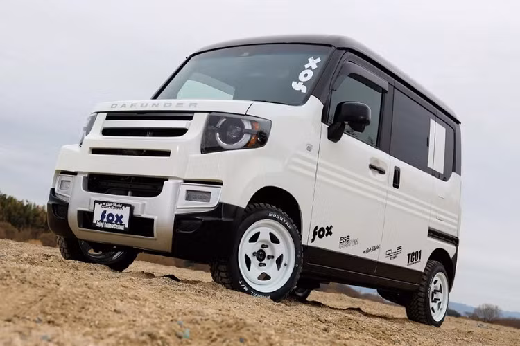 Tuy vậy, logo Honda đã biến mất, thay bằng dòng chữ "Dafunder" trên nắp ca-pô. Cùng với đó, lớp sơn hai tông màu được lấy cảm hứng từ những chiếc Land Rover Defender cuãng được trang bị cho chiếc Dafunder hàng độc này.