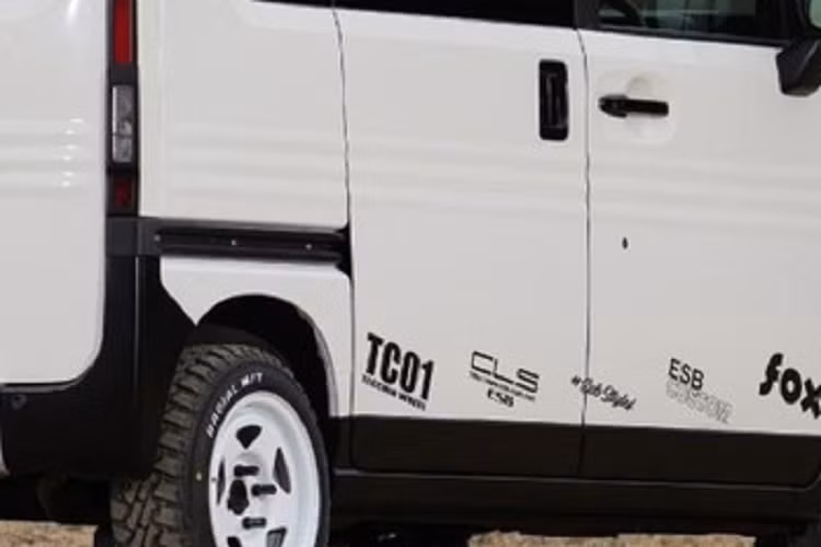 Di chuyển ra phía sau, thật khó để tưởng tượng một chiếc mini Van sẽ giống một chiếc SUV gồ ghề như thế nào, nhưng hãng độ đã cố gắng hết sức với những thay đổi tối thiểu ở phần thân xe. Cản sau mới có tấm trượt giả nhôm và đèn hậu gắn dọc có vỏ bọc đặc biệt khiến chúng trông mỏng hơn nhưng chắc chắn hơn một chút.