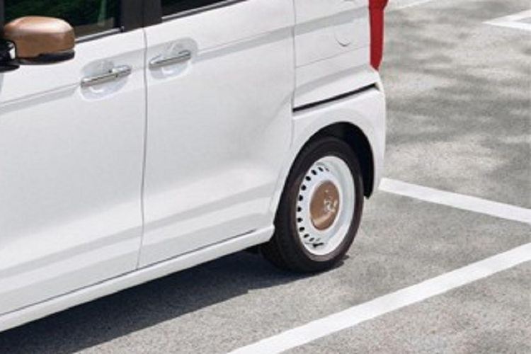 Nếu bạn đang thắc mắc về giá của bộ bodykit phong cách Defender, cản trước có giá 70.000 Yên (519 USD), cản sau 30.000 Yên (222 USD), ốp đèn hậu 25.000 Yên (185 USD), bộ nâng hệ thống treo ở mức 38.000 Yên (282 USD) và bộ lazang thép 14 inch có giá là 56.000 Yên (415 USD)