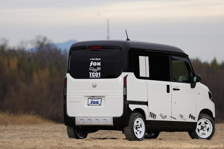 Cuối cùng, 90% phần đuôi xe Dafunder hình hộp được bao phủ bởi cửa sau nên không có nhiều việc phải làm, với logo Honda được kết hợp với dòng chữ “Dafunder”. Không có sửa đổi nào dưới nắp ca-pô, điều đó có nghĩa là Dafunder được trang bị động cơ xăng 660 cc 3 xi-lanh tiêu chuẩn, sản sinh công suất tối đa 63 mã lực (47 kW / 64 PS).