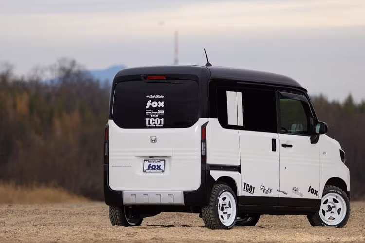 Cuối cùng, 90% phần đuôi xe Dafunder hình hộp được bao phủ bởi cửa sau nên không có nhiều việc phải làm, với logo Honda được kết hợp với dòng chữ “Dafunder”. Không có sửa đổi nào dưới nắp ca-pô, điều đó có nghĩa là Dafunder được trang bị động cơ xăng 660 cc 3 xi-lanh tiêu chuẩn, sản sinh công suất tối đa 63 mã lực (47 kW / 64 PS).