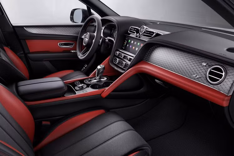 Bản này có huy hiệu “A” độc đáo gắn trên nóc cốp, mâm xe hợp kim 21 inch, lưới tản nhiệt dạng rãnh theo phong cách Azure, ghế mát-xa thông gió và bảng điều khiển trung tâm ốp gỗ veneer.