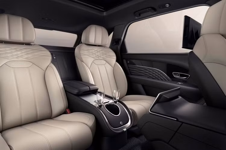 Trước đây, đánh lái cầu sau là trang bị độc quyền chỉ có trên Bentayga EWB. Bentley Bentayga còn được trang bị Ghế hàng không (Airline Seat) dành cho hành khách ngồi phía sau, với các tính năng mang đậm chất hưởng thụ như chỉnh điện 20 hướng, ngả 40 độ, sưởi, thông gió, mát-xa và tựa đầu.