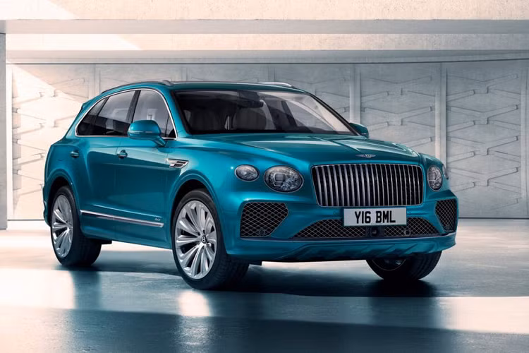 Các phiên bản Bentayga S và Azure sẽ được trang bị tính năng đánh lái cầu sau dưới dạng tiêu chuẩn, trong khi đối với các phiên bản khác là trang bị tùy chọn. Tính năng này giúp chiếc SUV trở nên linh hoạt và ổn định hơn trên những khúc cua tốc độ thấp.