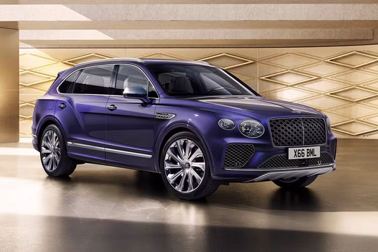Thay đổi đầu tiên của SUV siêu sang Bentley Bentayga 2024 là việc loại bỏ động cơ W12 trên bản hiệu suất cao. Áp lực từ xu hướng điện hóa và các tiêu chuẩn khí thải ngặt nghèo đã khiến động cơ lớn dần mất đi chỗ đứng. Như vậy, phiên bản mới của mẫu SUV siêu sang này sẽ được cung cấp với hai tùy chọn động cơ, bao gồm V6 PHEV công suất 443 mã lực và V8 bi-turbo 542 mã lực.