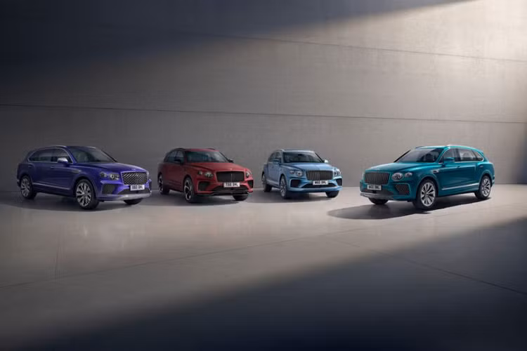 Bên cạnh đó, như thường lệ, Bentley cung cấp cho khách mua Bentayga hàng ngàn tùy chọn nâng cấp nội/ngoại thất, bao gồm ốp gỗ, ốp carbon và bọc da. Không chỉ nâng cấp về trang bị, Bentley Bentayga 2024 còn được bổ sung phiên bản A hoàn toàn mới.