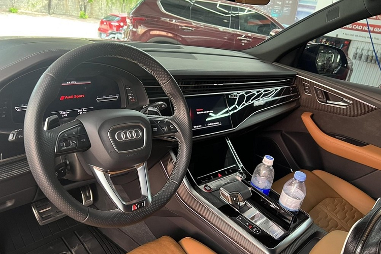 Đến nay, chiếc xe Audi RS Q8 độc nhất Việt Nam đã về Nghệ An định cư. SUV hạng sang Audi RS Q8 đầu tiên về Việt Nam có ngoại thất sơn đen, nhiều chi tiết ở ngoại thất được ốp carbon, xe sử dụng la-zăng đa chấu kép, logo RS xuất hiện trên lưới tản nhiệt và đuôi xe, thể hiện đây là bản hiệu suất cao nhà Audi.