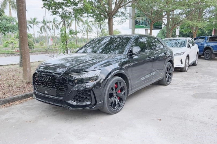 Theo thông tin chúng tôi tìm hiểu có được, chiếc xe Audi RS Q8 của 1 đại gia xứ Nghệ mới mua được nhập khẩu về nước từ năm ngoái, thông qua 1 công ty nhập khẩu tư nhân.