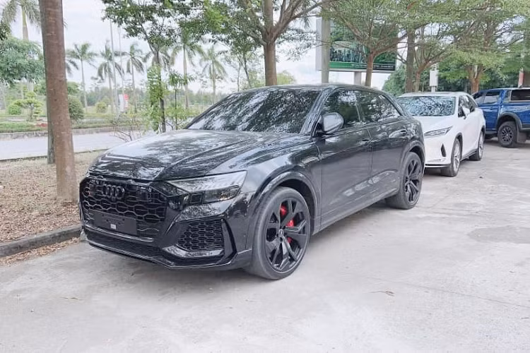 Theo thông tin chúng tôi tìm hiểu có được, chiếc xe Audi RS Q8 của 1 đại gia xứ Nghệ mới mua được nhập khẩu về nước từ năm ngoái, thông qua 1 công ty nhập khẩu tư nhân.