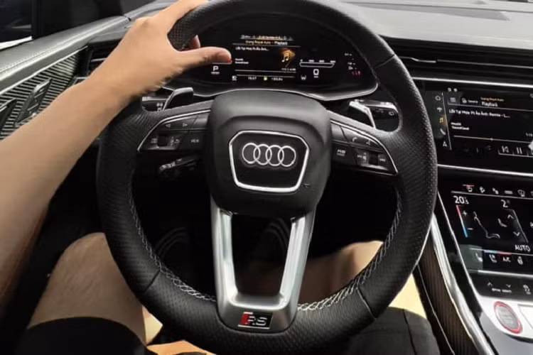 Điểm hấp dẫn nhất của SUV hạng sang Audi RS Q8 tại Nghệ An chính là nằm bên dưới nắp ca-pô, nơi chứa khối động cơ xăng V8, tăng áp kép, dung tích 4.0 lít, tạo ra công suất tối đa lên tới 591 mã lực và mô-men xoắn cực đại 800 Nm. Xe sử dụng hệ dẫn động 4 bánh toàn thời gian Quattro nổi tiếng đi kèm hộp số tự động 8 cấp tiptronic.