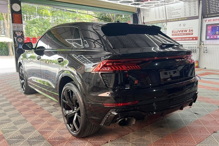 Và cái giá để đánh đổi cho sự đam mê, tốc độ này trên chiếc xe SUV hạng sang Audi RS Q8 độc nhất Việt Nam của đại gia xứ Nghệ không rẻ, khi gần 10 tỷ đồng. Xe đắt hơn gấp đôi giá xe Audi Q8 chính hãng đang bán ra là từ 4,5 tỷ đồng, chưa thêm tùy chọn, chi phí lăn bánh.