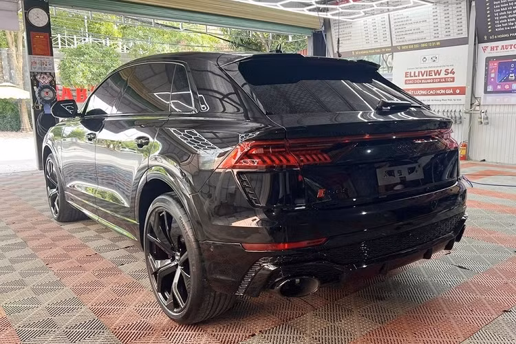 Và cái giá để đánh đổi cho sự đam mê, tốc độ này trên chiếc xe SUV hạng sang Audi RS Q8 độc nhất Việt Nam của đại gia xứ Nghệ không rẻ, khi gần 10 tỷ đồng. Xe đắt hơn gấp đôi giá xe Audi Q8 chính hãng đang bán ra là từ 4,5 tỷ đồng, chưa thêm tùy chọn, chi phí lăn bánh.