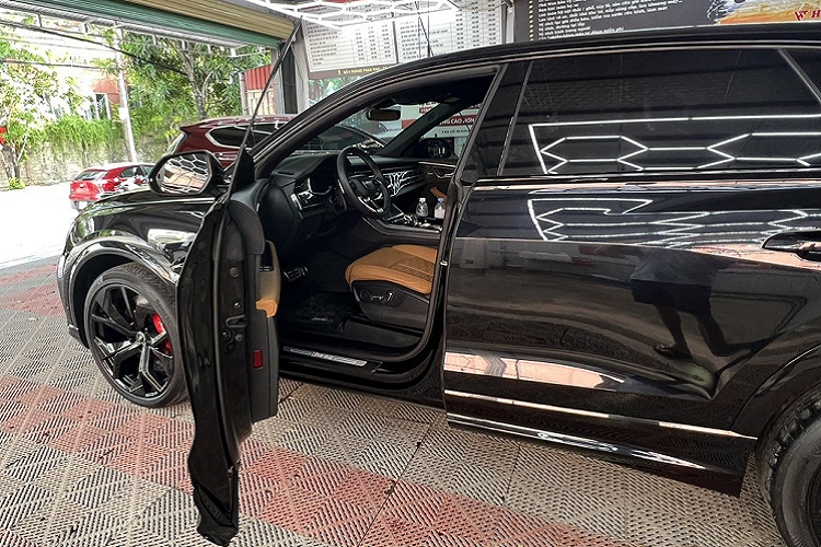 Audi RS Q8 được mệnh danh là "tiểu Lamborghini Urus" vì sử dụng chung khung gầm cùng nhiều công nghệ khác, trên chiếc SUV hạng sang của mình, hãng xe với logo "4 vòng tròn" đã trang bị đèn pha dạng LED và nếu chịu chi, khách sẽ sở hữu "đôi mắt" HD Matrix LED cho xe. Audi luôn làm tốt trong việc tạo ra xu hướng chơi đèn pha và đèn hậu, vì thế, Q8 sở hữu đèn hậu LED trải dài hết đuôi xe có thêm hiệu ứng chạy rất độc đáo.