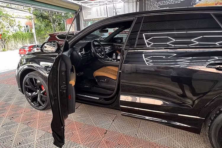 Audi RS Q8 được mệnh danh là "tiểu Lamborghini Urus" vì sử dụng chung khung gầm cùng nhiều công nghệ khác, trên chiếc SUV hạng sang của mình, hãng xe với logo "4 vòng tròn" đã trang bị đèn pha dạng LED và nếu chịu chi, khách sẽ sở hữu "đôi mắt" HD Matrix LED cho xe. Audi luôn làm tốt trong việc tạo ra xu hướng chơi đèn pha và đèn hậu, vì thế, Q8 sở hữu đèn hậu LED trải dài hết đuôi xe có thêm hiệu ứng chạy rất độc đáo.