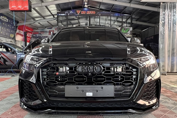 Bên trong khoang lái, hệ thống giải trí nổi bật trên SUV hạng sang Audi RS Q8 của đại gia xứ Nghệ có bao gồm hai màn hình cảm ứng MMI với màn hình 10,1 inch nằm trên và 8,6 inch nằm dưới, kiểu thiết kế này cũng được áp dụng cho xe Lamborghini Urus. Chiếc xe này có nội thất bọc da màu nâu.