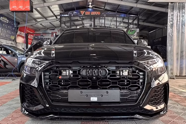 Bên trong khoang lái, hệ thống giải trí nổi bật trên SUV hạng sang Audi RS Q8 của đại gia xứ Nghệ có bao gồm hai màn hình cảm ứng MMI với màn hình 10,1 inch nằm trên và 8,6 inch nằm dưới, kiểu thiết kế này cũng được áp dụng cho xe Lamborghini Urus. Chiếc xe này có nội thất bọc da màu nâu.