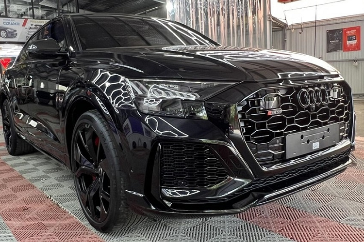 Khi đã quá ngán với hơn 70 xe Audi Q8 đang có mặt, 1 đại gia đến từ Nghệ An quyết định tậu SUV hạng sang Audi RS Q8, được mệnh danh từng là 1 trong các xe SUV hạng sang nhanh nhất thế giới.