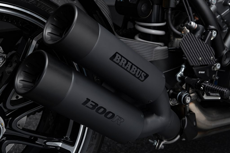 Theo công bố của nhà sản xuất, KTM BRABUS 1300 R có mức tiêu hao nhiên liệu khoảng 5,5 lít/100 km. Dung tích bình nhiên liệu lên tới 16 lít và trọng lượng xe ở mức 194 kg.