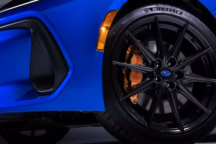 Ngoài thay đổi để cải thiện hiệu suất thì kiểu dáng của BRZ tS không có sự khác biệt nào so với phiên bản trước đó. Điểm mới chỉ là huy hiệu đặc biệt cũng như màu sơn Crystal Black Silica trên gương và ăng-ten.