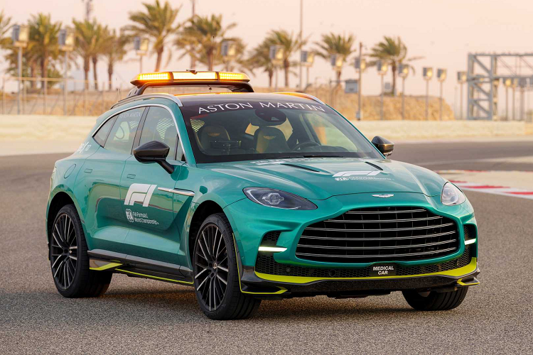 Kết hợp hộp số 9 cấp MCT 9G-TRONIC của AMG và bộ ly hợp ướt, khả năng tăng tốc từ 0-100 km/h trong 3,3 giây và tốc độ tối đa 310 km/h. Xe an toàn Aston Martin Vantage là lần thứ 3 thực hiện nhiệm vụ.