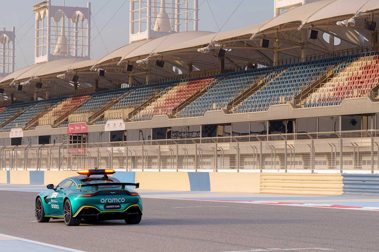 Bộ phận y tế trên Aston Martin DBX707 có thể kết nối với bộ phận kiểm soát chặng đua và theo dõi chính xác các dữ liệu sinh trắc học của từng tay đua cũng như hình ảnh đường đua. Điều này giúp đánh giá sớm một vụ tai nạn. Hy vọng điều này không xảy ra thường xuyên.