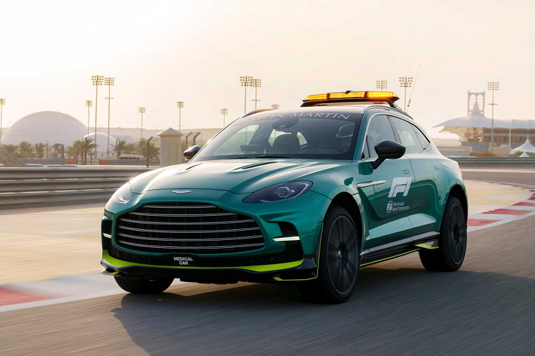 Chúng ta sẽ sớm gặp họ lần đầu tiên vào cuối tuần này trong cuộc đua khai mạc ở Bahrain. Để thực hiện nhiệm vụ này, chiếc Coupe và SUV đã trang bị những thiết bị đặc biệt. Đối với DBX707 sẽ có bình chữa cháy, túi y tế và máy trợ tim. Ngoài ra, ghế và dây đai nguyên bản đã được thay mới với ghế đua và dây đai 6 điểm được FIA phê duyệt.